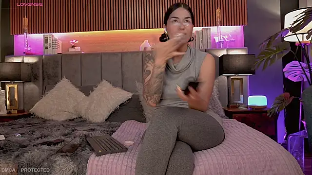 Snapshot of Angelina_Dior chatting on 06-26-26, 04:11 Angelina Dior online show from 06-26-26, 04:11