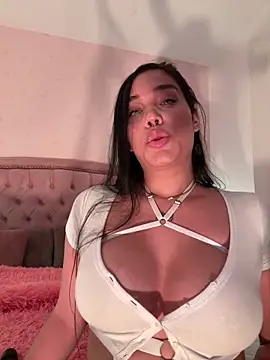 Snapshot of Bella__Wood chatting on 09-21-25, 07:15 Bella  Wood online show from 09-21-25, 07:15