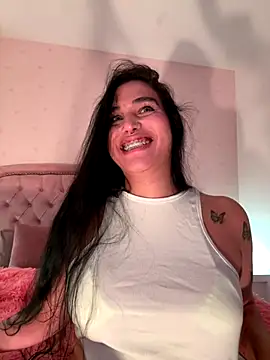 Snapshot of Bella__Wood chatting on 09-26-25, 08:13 Bella  Wood online show from 09-26-25, 08:13