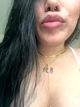 Snapshot of Bella__Wood chatting on 09-28-25, 05:51 Bella  Wood online show from 09-28-25, 05:51