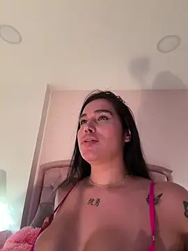 Snapshot of Bella__Wood chatting on 10-05-25, 06:06 Bella  Wood online show from 10-05-25, 06:06