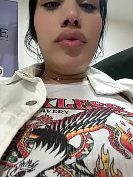 Snapshot of Bella__Wood chatting on 10-10-25, 07:57 Bella  Wood online show from 10-10-25, 07:57