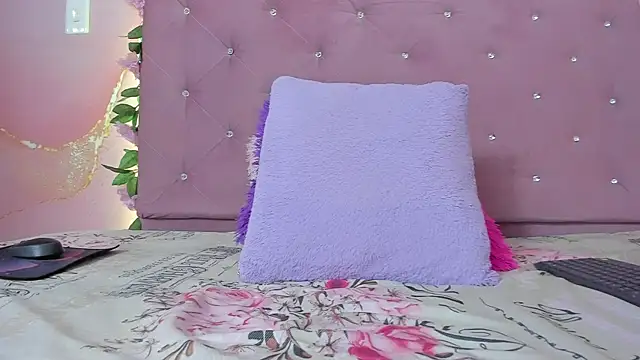 Snapshot of violet_taylor_ chatting on 04-28-26, 02:21 violet taylor online show from 04-28-26, 02:21