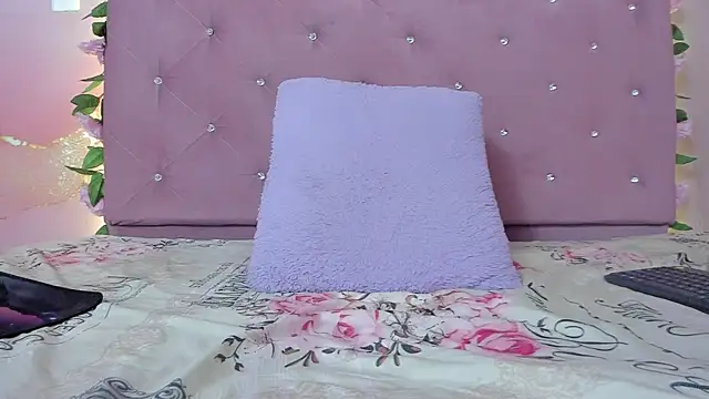 Snapshot of violet_taylor_ chatting on 05-18-26, 02:29 violet taylor online show from 05-18-26, 02:29