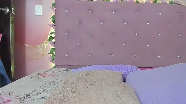 Snapshot of violet_taylor_ chatting on 05-26-26, 02:18 violet taylor online show from 05-26-26, 02:18