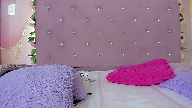 Snapshot of violet_taylor_ chatting on 06-27-26, 02:16 violet taylor online show from 06-27-26, 02:16