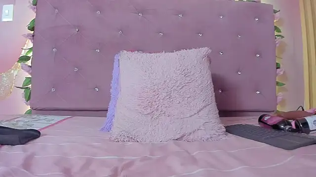 Snapshot of violet_taylor_ chatting on 07-15-26, 02:28 violet taylor online show from 07-15-26, 02:28