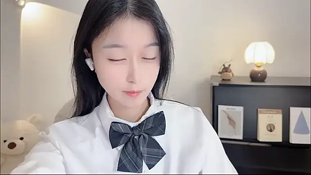 Snapshot of Onechestnut chatting on 10-27-25, 05:22 Onechestnut online show from 10-27-25, 05:22