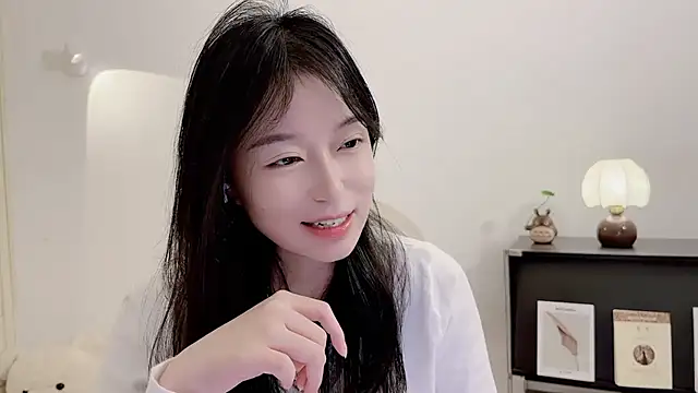 Snapshot of Onechestnut chatting on 11-18-25, 06:18 Onechestnut online show from 11-18-25, 06:18