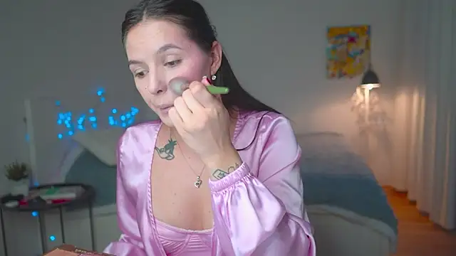 Snapshot of EwelynScott chatting on 10-19-25, 05:13 EwelynScott online show from 10-19-25, 05:13