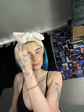 Snapshot of Bluetingx chatting on 10-17-25, 11:24 Bluetingx online show from 10-17-25, 11:24