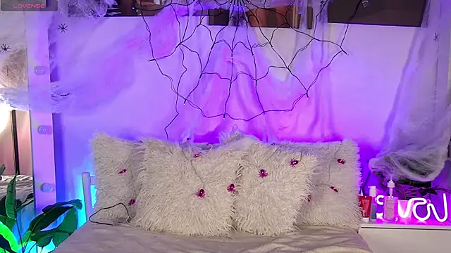 AlysonHuxley  online show from 10-30-25, 05:24