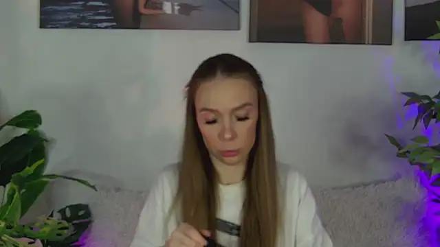 AlysonHuxley  online show from 04-06-26, 07:15