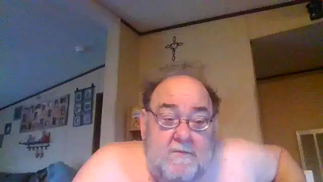 Snapshot of Boblnob chatting on 04-26-26, 02:37 Boblnob online show from 04-26-26, 02:37