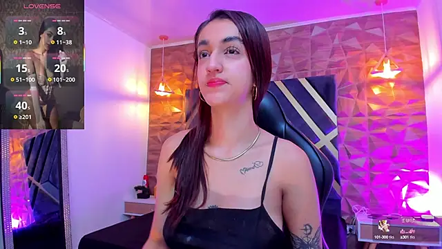 Snapshot of LexiVie_ chatting on 10-04-25, 11:14 LexiVie online show from 10-04-25, 11:14