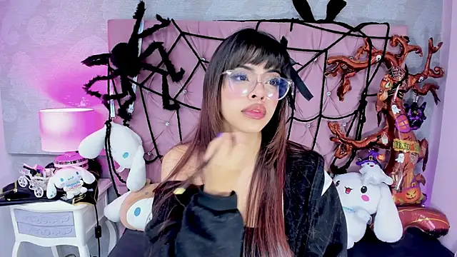 Snapshot of ZarahQueen chatting on 10-15-25, 10:32 ZarahQueen online show from 10-15-25, 10:32
