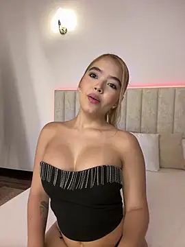 Mia Roswell online show from 06-19-26, 03:11