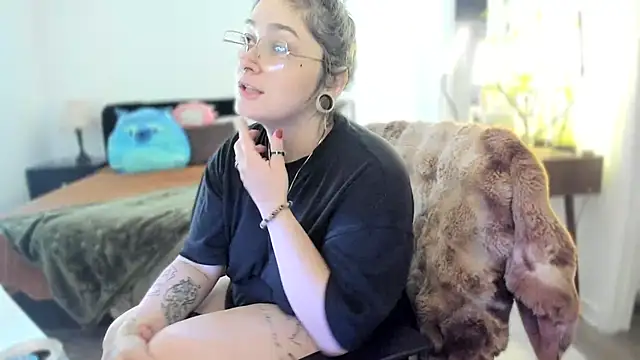 Alix Valentine online show from 11-18-25, 04:44