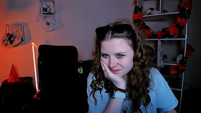 Snapshot of foxy_tease_ chatting on 10-22-25, 10:42 foxy tease online show from 10-22-25, 10:42