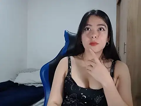 Snapshot of EloiseJun chatting on 10-02-25, 01:23 EloiseJun online show from 10-02-25, 01:23