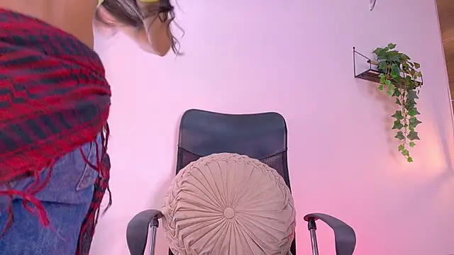 TiffValentinee  online show from 10-13-25, 07:58