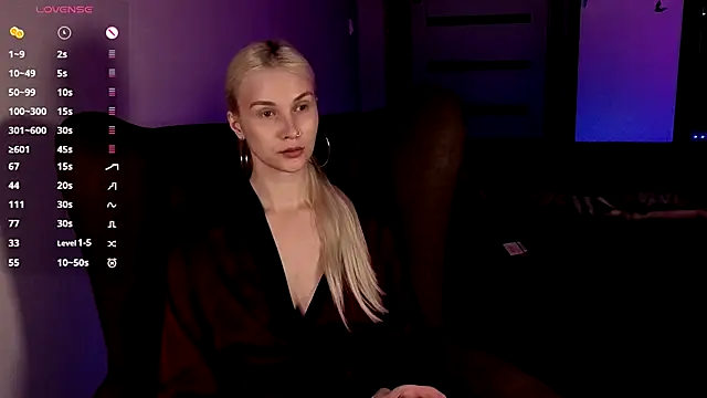 Snapshot of HitchcocianBlonde chatting on 10-14-25, 07:03 HitchcocianBlonde online show from 10-14-25, 07:03