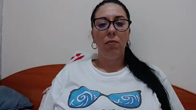 Snapshot of jollene chatting on 06-08-26, 02:17 jollene online show from 06-08-26, 02:17