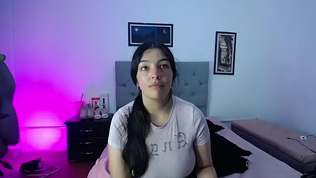 Esmeraldaa- online show from 10-24-25, 04:20