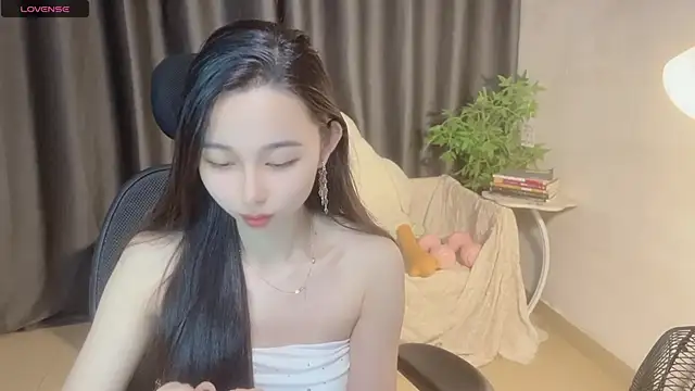 Snapshot of Yin-LL chatting on 10-30-25, 12:39 Yin-LL online show from 10-30-25, 12:39