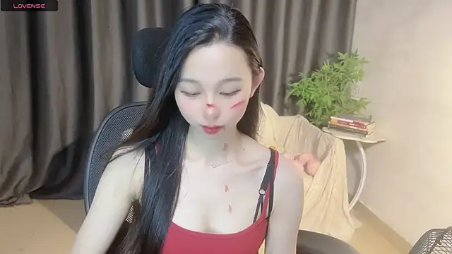 Snapshot of Yin-LL chatting on 10-31-25, 12:50 Yin-LL online show from 10-31-25, 12:50