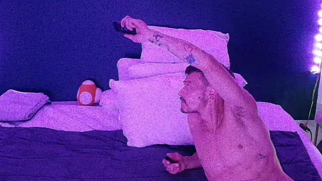 Snapshot of cough2getoff chatting on 09-25-25, 01:53 cough2getoff online show from 09-25-25, 01:53