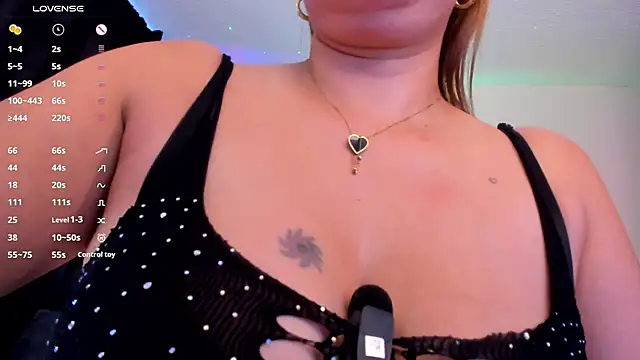 Snapshot of luciamature_ chatting on 10-15-25, 08:53 luciamature online show from 10-15-25, 08:53