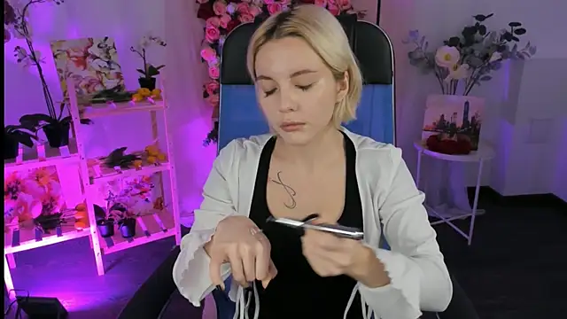 AuroraWrenfield online show from 11-27-25, 04:25