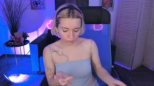 AuroraWrenfield online show from 12-01-25, 04:17