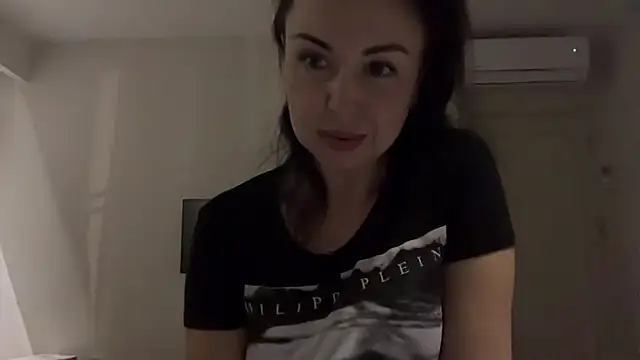 Snapshot of Gilin1 chatting on 10-31-25, 07:15 Gilin1 online show from 10-31-25, 07:15