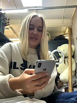 Snapshot of CandyVice chatting on 10-16-25, 04:52 CandyVice online show from 10-16-25, 04:52