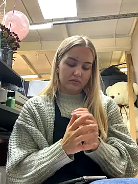 Snapshot of CandyVice chatting on 10-17-25, 04:20 CandyVice online show from 10-17-25, 04:20