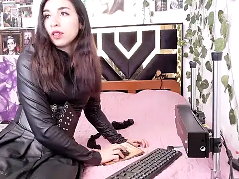 lucywhite13 online show from 11-07-25, 04:18