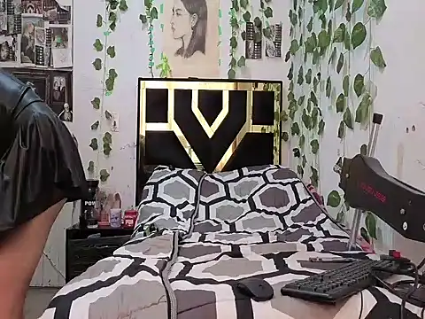 lucywhite13 online show from 12-20-25, 12:23