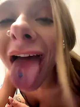 Snapshot of Cheryl555x chatting on 10-06-25, 02:31 Cheryl555x online show from 10-06-25, 02:31