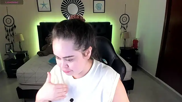 LolaVillalobos online show from 06-09-26, 12:17