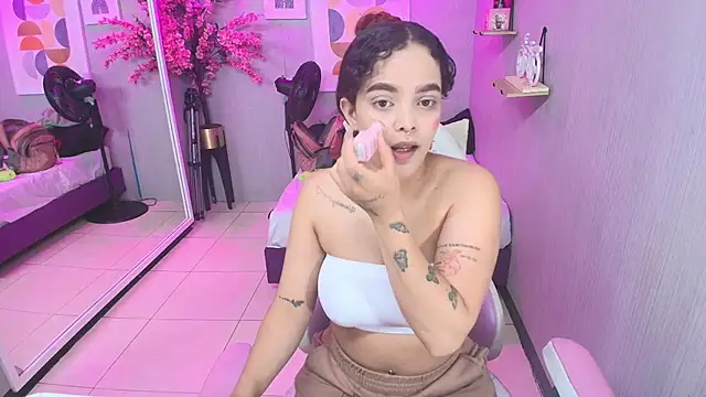 Snapshot of Maggy_t18 chatting on 05-21-26, 03:35 Maggy t18 online show from 05-21-26, 03:35