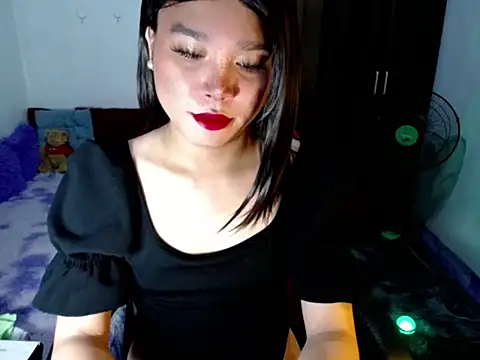 Urassiansweetcummer online show from 05-08-26, 04:29