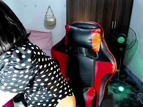 Urassiansweetcummer online show from 06-17-26, 12:13