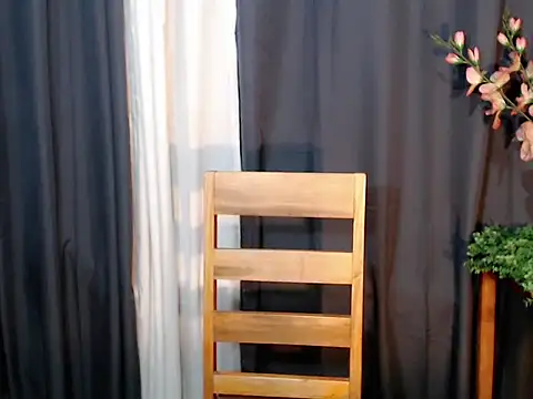 Snapshot of queen_staceyy chatting on 11-28-25, 06:16 queen staceyy online show from 11-28-25, 06:16