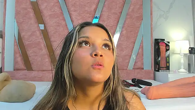 Snapshot of Wonderkloe_ chatting on 02-26-26, 01:59 Wonderkloe online show from 02-26-26, 01:59