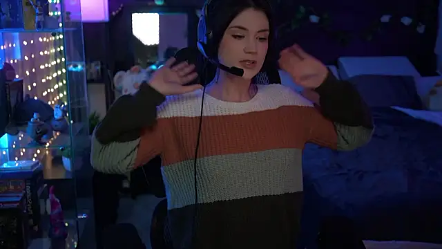 Snapshot of littlelune chatting on 02-18-26, 11:01 littlelune online show from 02-18-26, 11:01