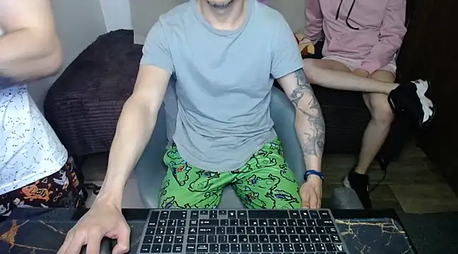 Snapshot of bossking017 chatting on 02-21-25, 06:04 bossking017 online show from 02-21-25, 06:04