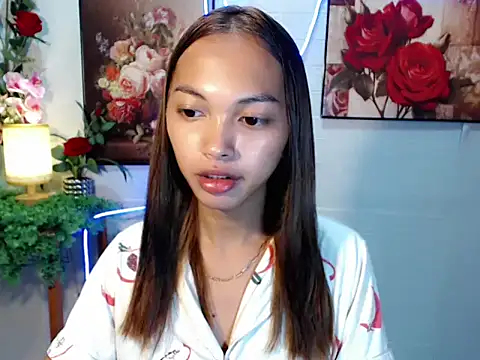 Snapshot of Simi_Ipit chatting on 05-13-26, 04:37 Simi Ipit online show from 05-13-26, 04:37