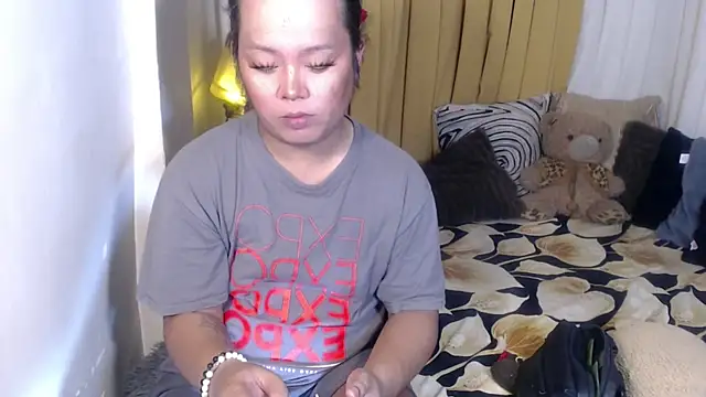 Snapshot of YourSweet-mich chatting on 04-27-26, 04:10 YourSweet-mich online show from 04-27-26, 04:10